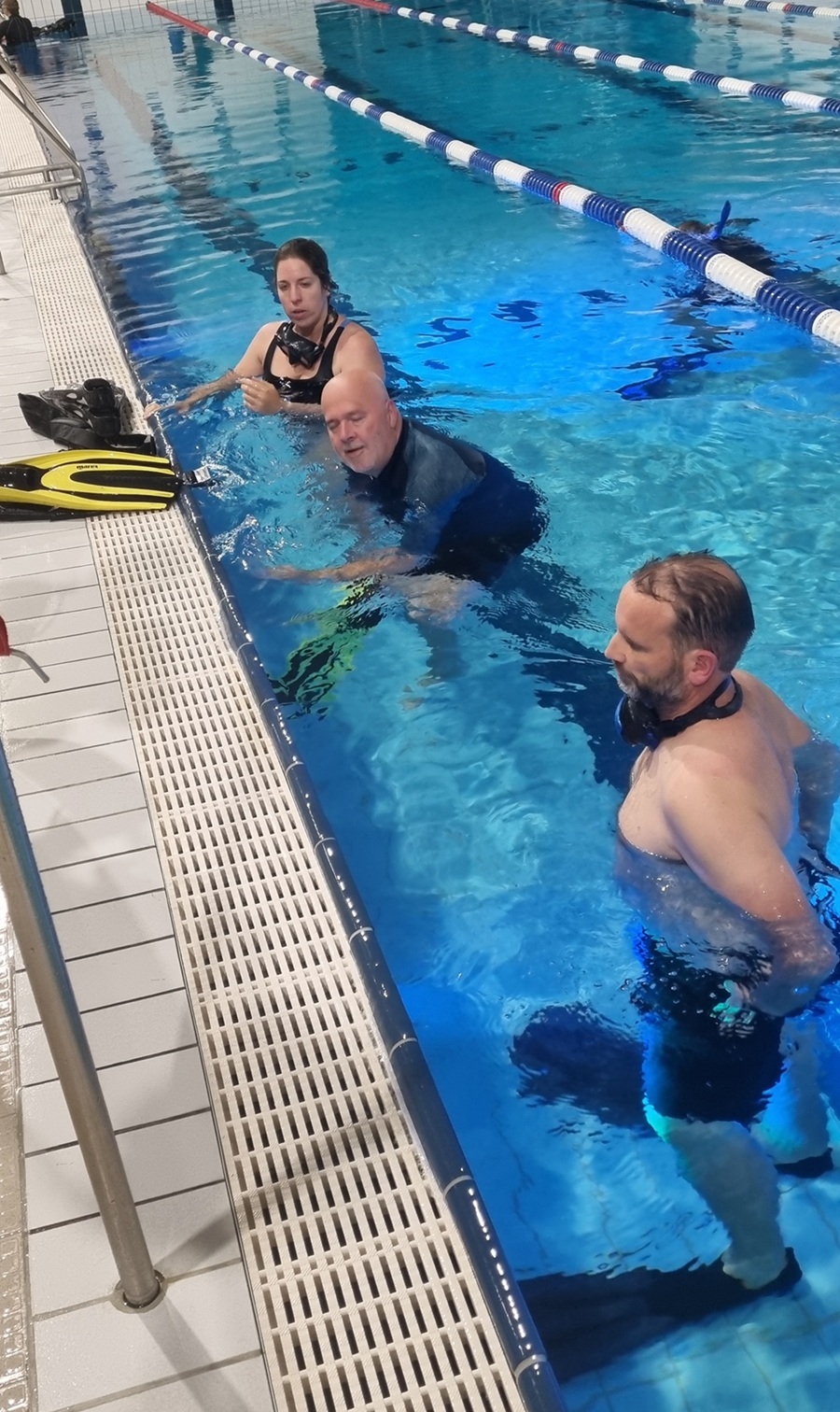 Duikers tijdens een zwembadtraining